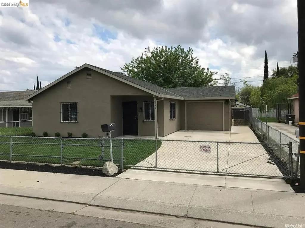 2236 E Stadium DR, Stockton, CA — listing photo 1