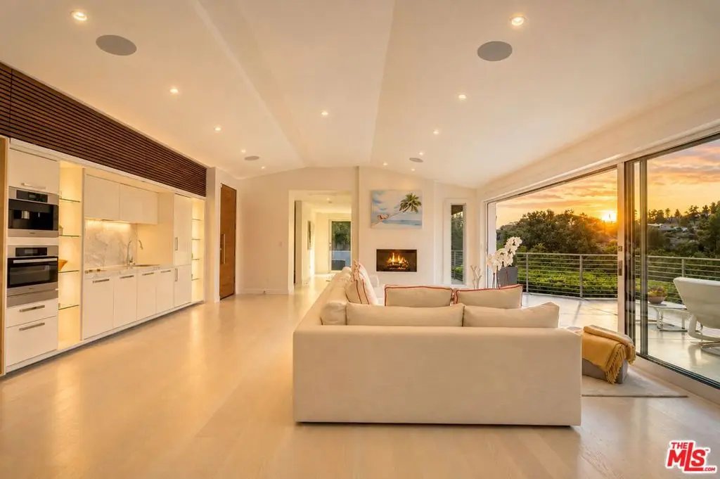 9422 Readcrest Drive, Beverly Hills, CA — listing photo 1