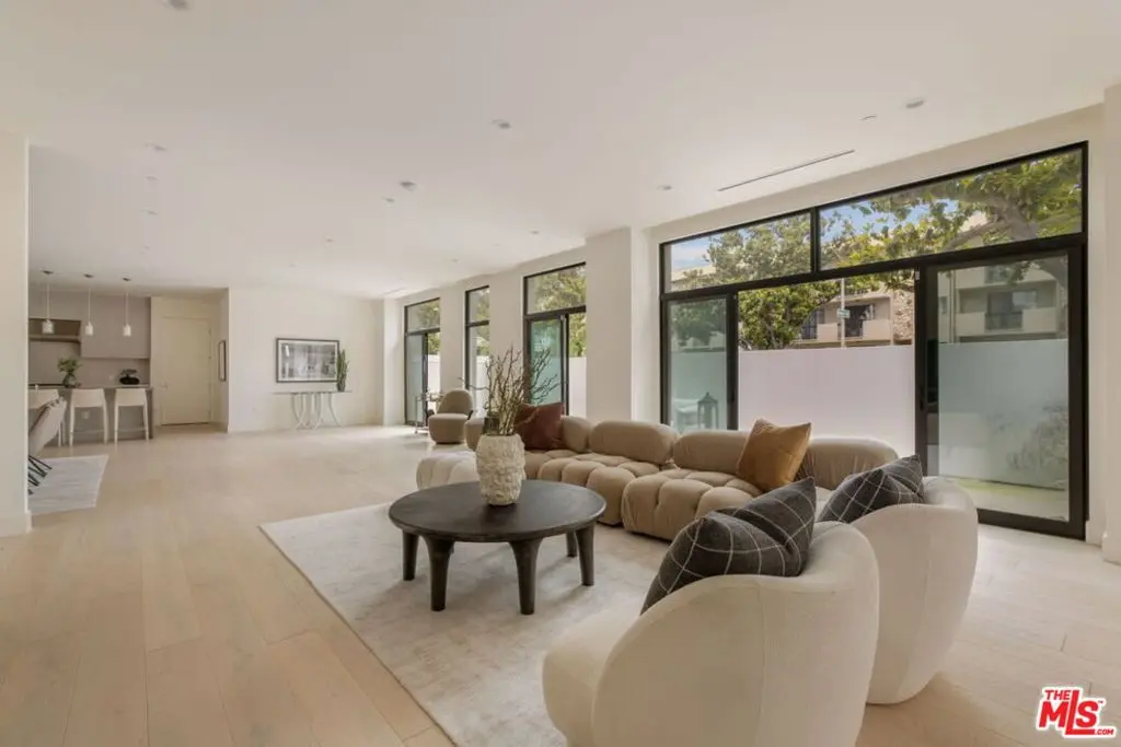425 N Palm Drive 101, Beverly Hills, CA — listing photo 1