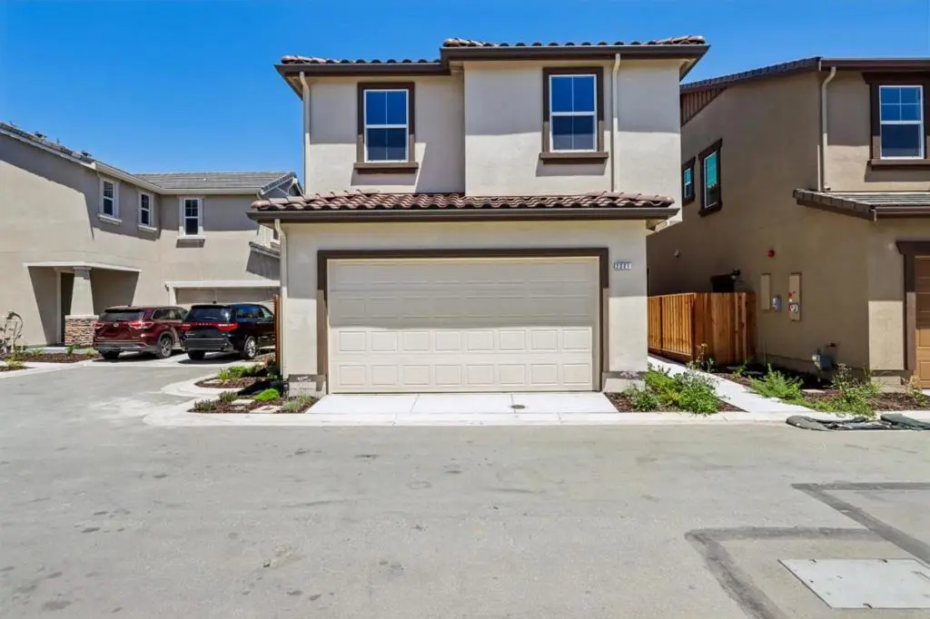 2221 Daisy Drive, Hollister, CA — listing photo 1