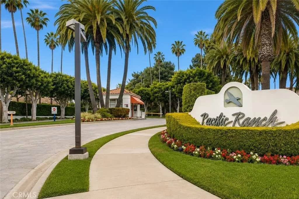 7402 Yellowtail Drive #204 Drive 204, Huntington Beach, CA — listing photo 1