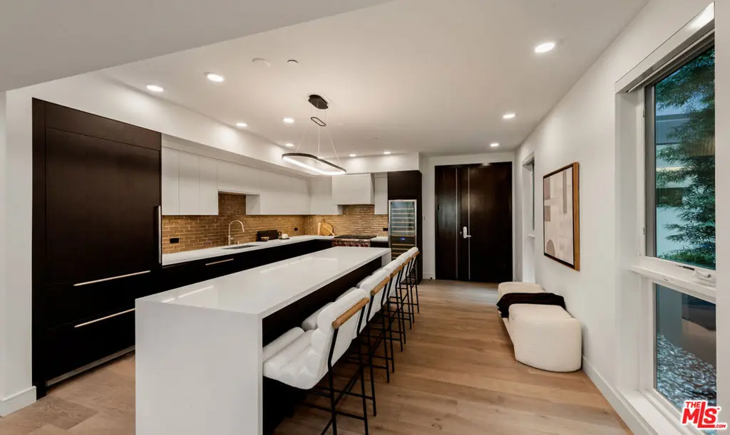 505 S Barrington Avenue 208, Los Angeles, CA — listing photo 1