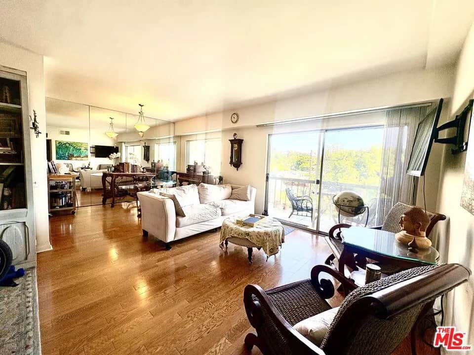 622 S Barrington Avenue 408, Los Angeles, CA — listing photo 1