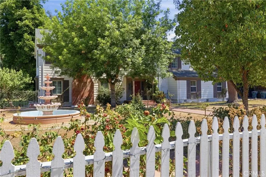 2132 Chester, Bakersfield, CA — listing photo 1