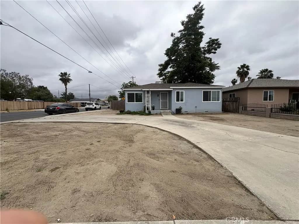 501 W Latham, Hemet, CA — listing photo 1