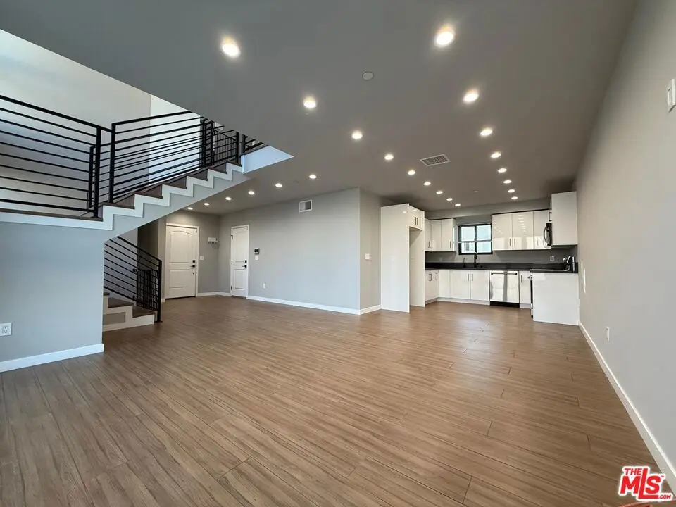 9904 Laurel Canyon Boulevard, Pacoima, CA — listing photo 1