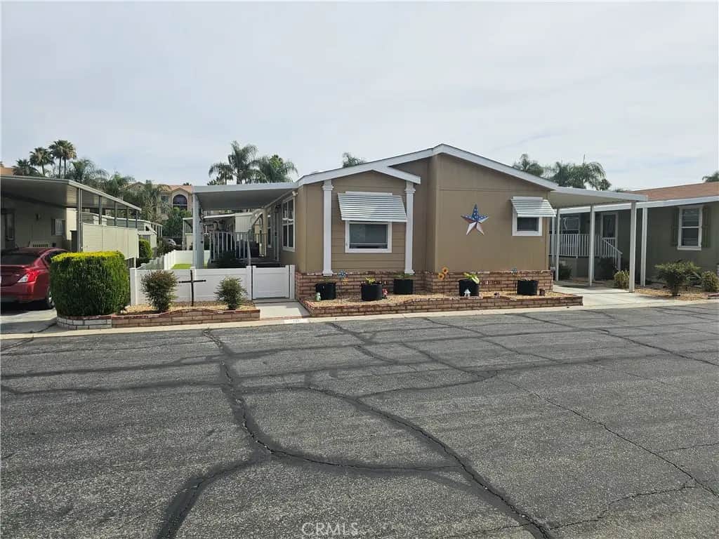 2205 W Acacia Avenue 16, Hemet, CA — listing photo 1