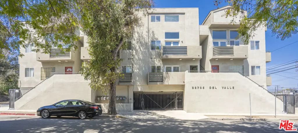 22705 Del Valle Street 5, Woodland Hills, CA — listing photo 1
