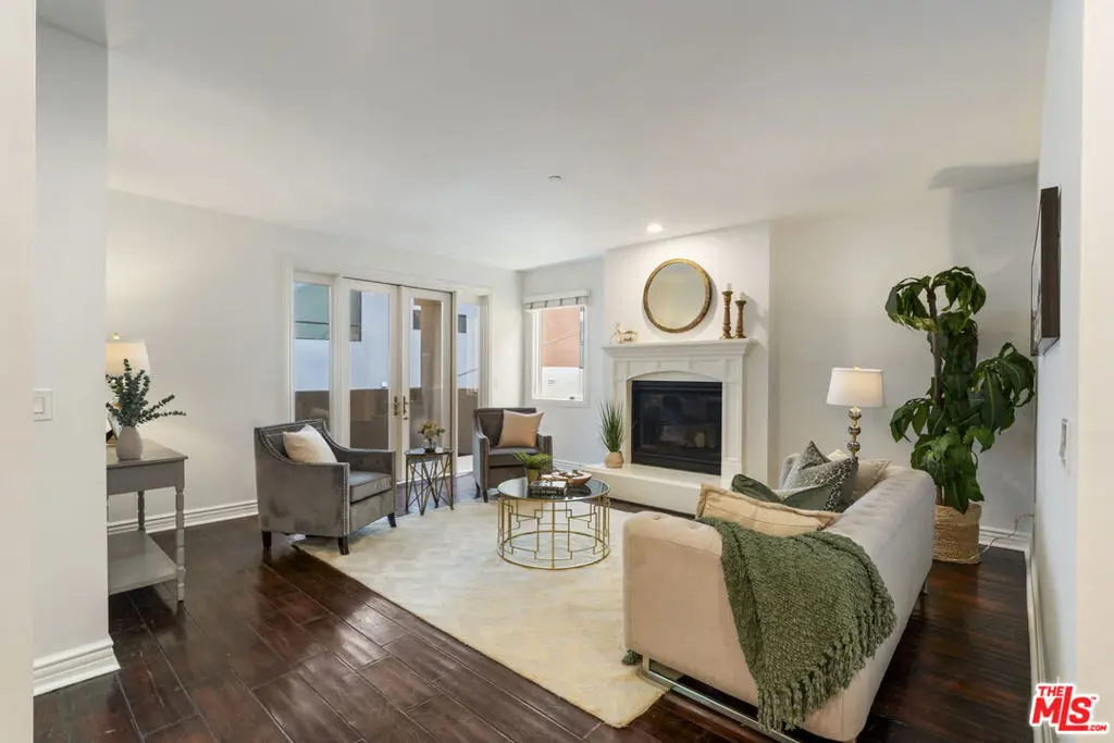 5057 Maplewood Avenue 202, Los Angeles, CA — listing photo 1
