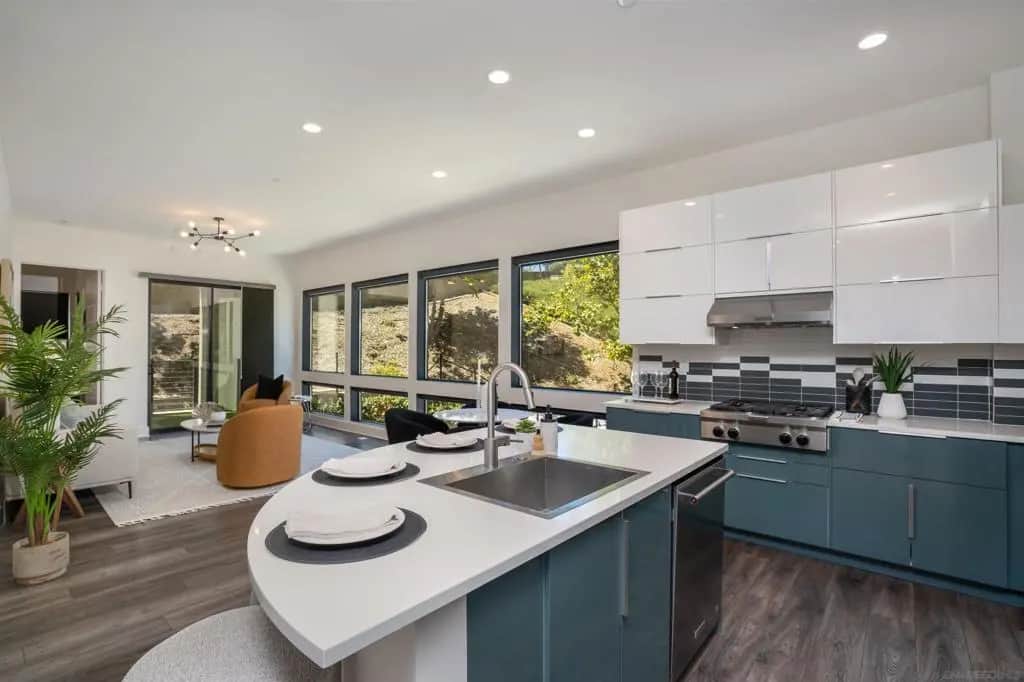 8570 Aspect Dr, San Diego, CA — listing photo 1