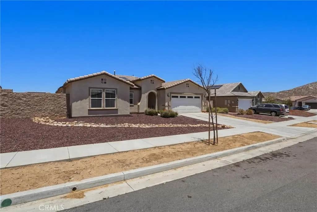 570 Farmstead, Hemet, CA — listing photo 1