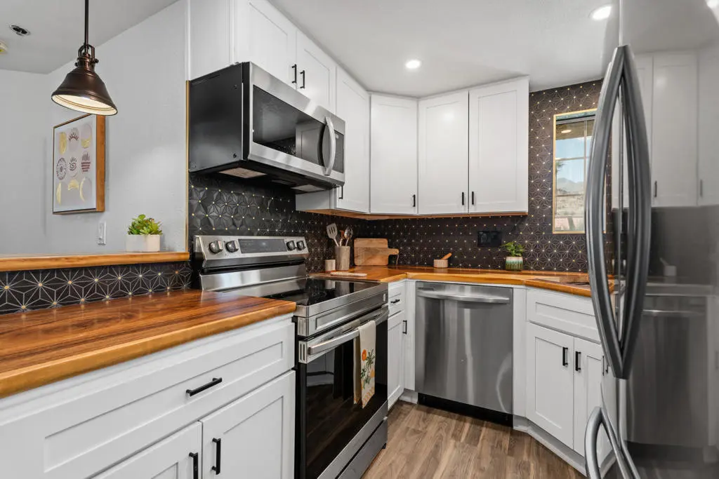 2700 Lawrence Crossley Road 105, Palm Springs, CA — listing photo 1