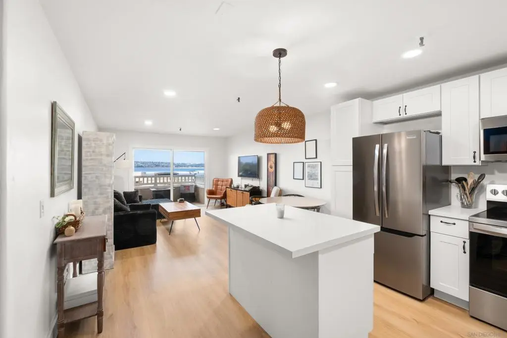 4015 Crown Point 104, San Diego, CA — listing photo 1