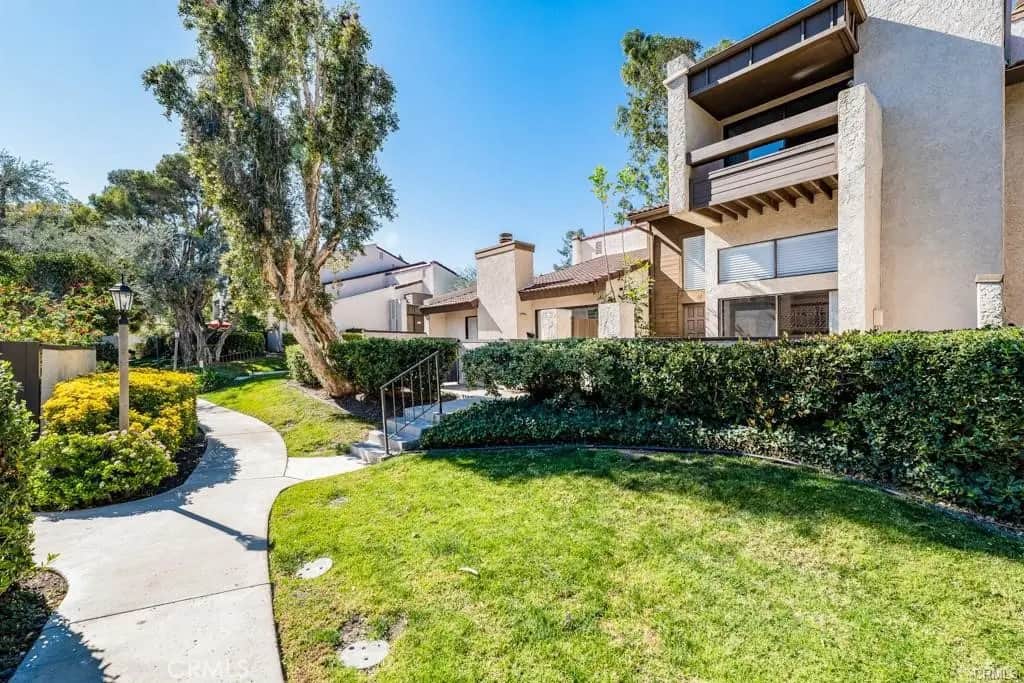5800 Owensmouth Avenue 14, Woodland Hills, CA — listing photo 1