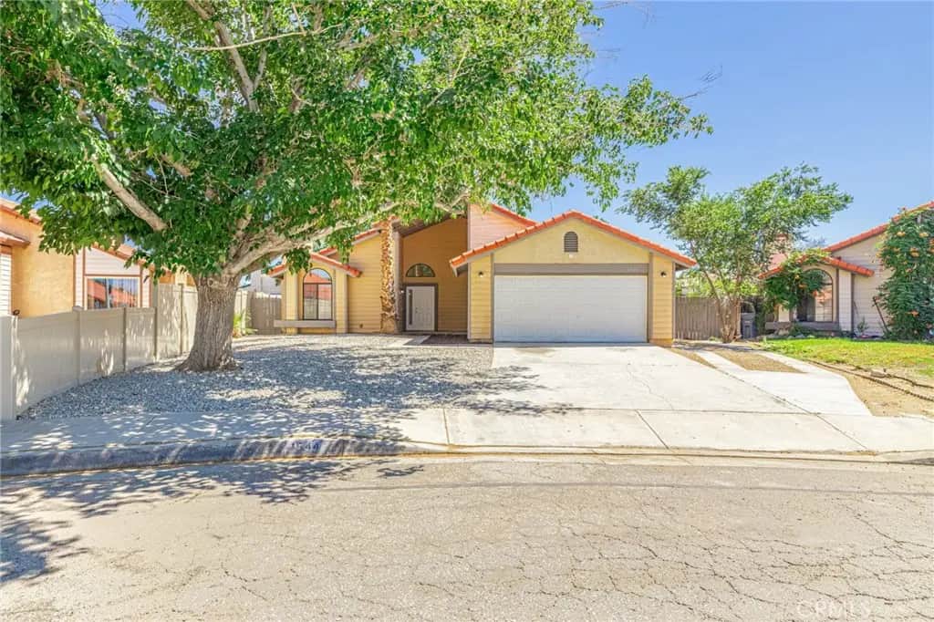 1544 E Norberry, Lancaster, CA — listing photo 1