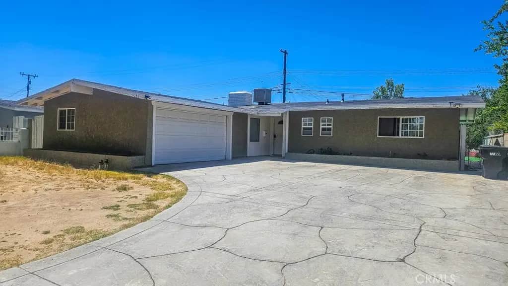 1046 W Holguin, Lancaster, CA — listing photo 1