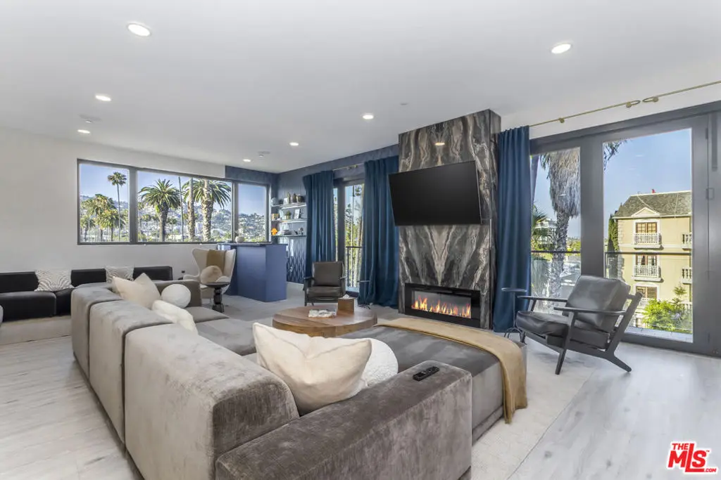 137 N Doheny Drive 3, Los Angeles, CA — listing photo 1