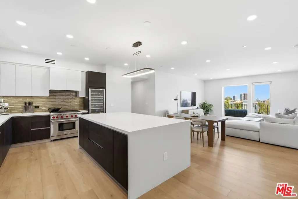 505 S Barrington Avenue 406, Los Angeles, CA — listing photo 1