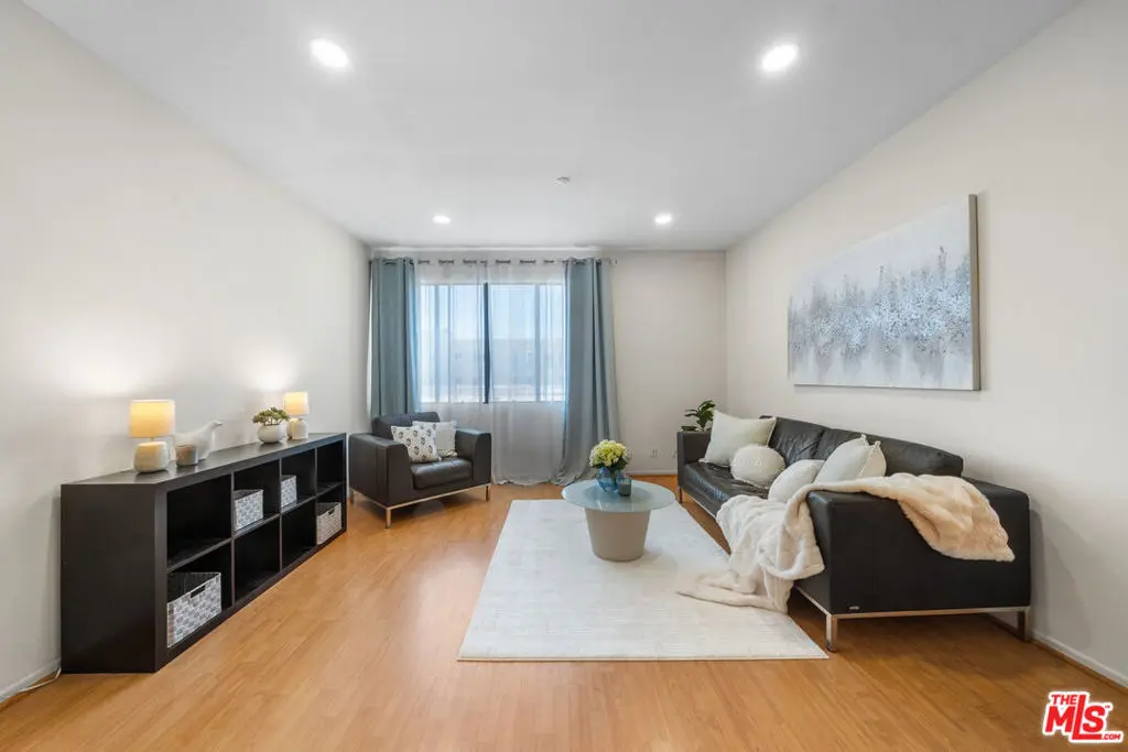 533 S St Andrews Place 220, Los Angeles, CA — listing photo 1