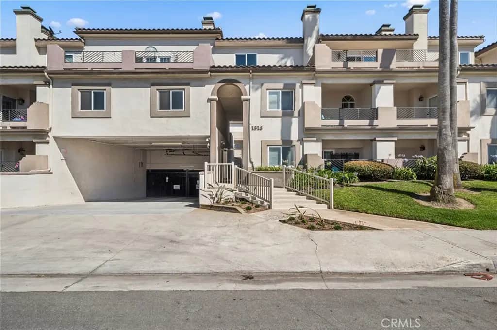 1516 Pacific Coast Highway 304, Huntington Beach, CA — listing photo 1