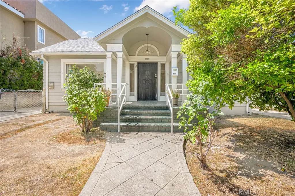 636 NW Pioneer Drive NW 1, Glendale, CA — listing photo 1