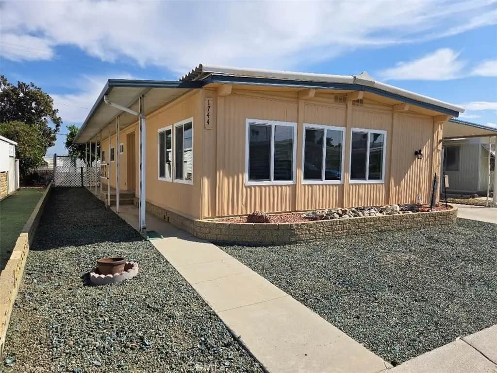 1744 Santiago, Hemet, CA — listing photo 1