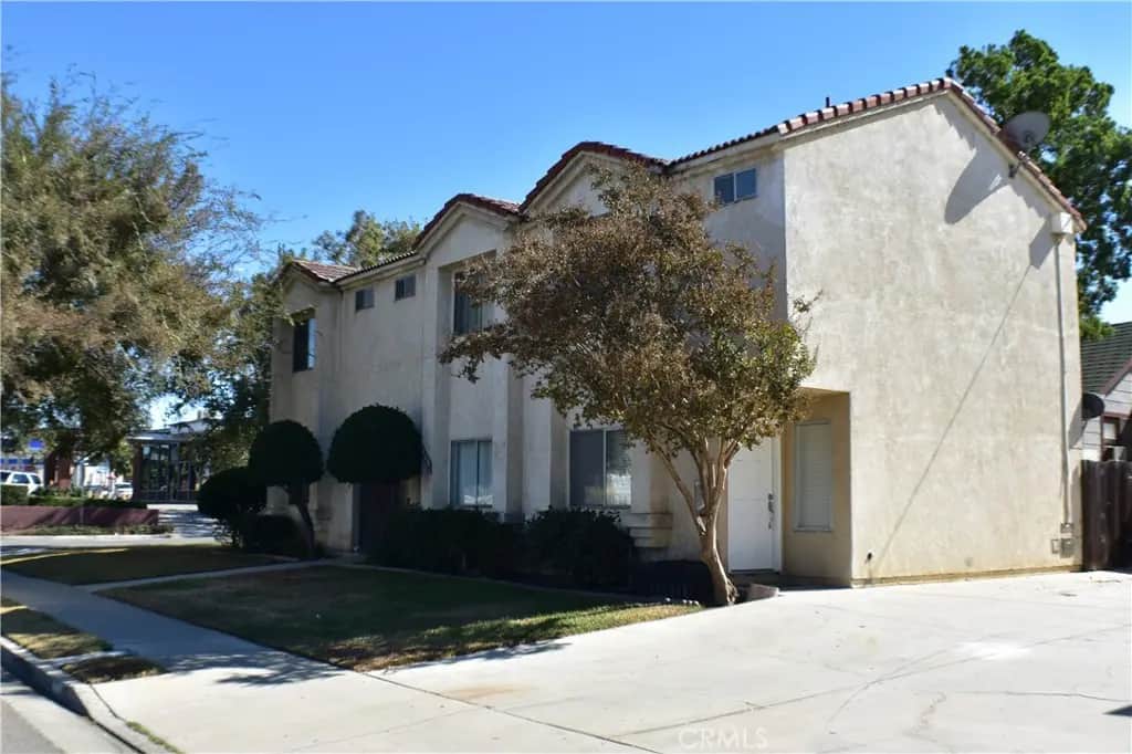 220 W 3rd 101, Corona, CA — listing photo 1