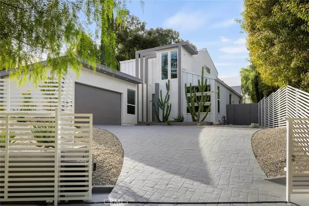 4731 Topanga Canyon Boulevard, Woodland Hills, CA — listing photo 1