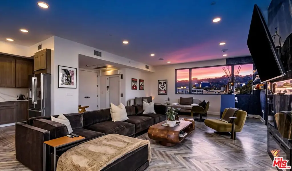 137 N Doheny Drive 2, Los Angeles, CA — listing photo 1