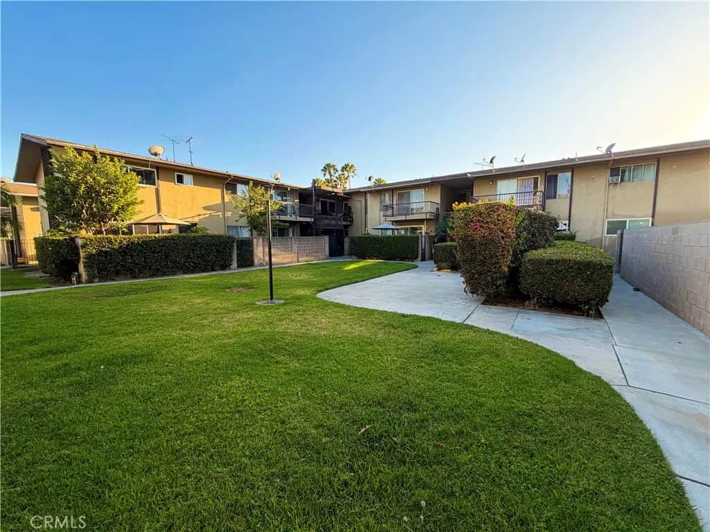 1900 W Glenoaks Avenue, Anaheim, CA — listing photo 1