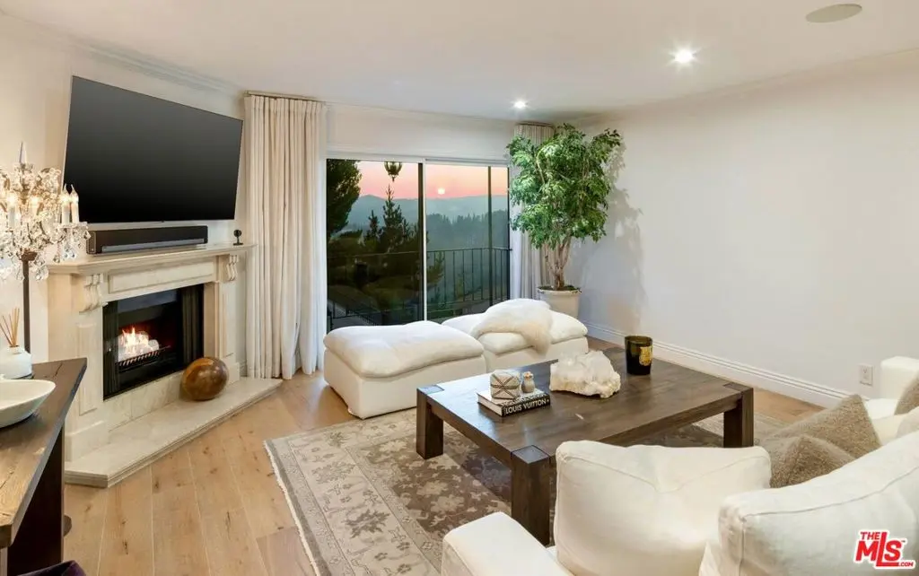 2385 Roscomare Road D3, Los Angeles, CA — listing photo 1