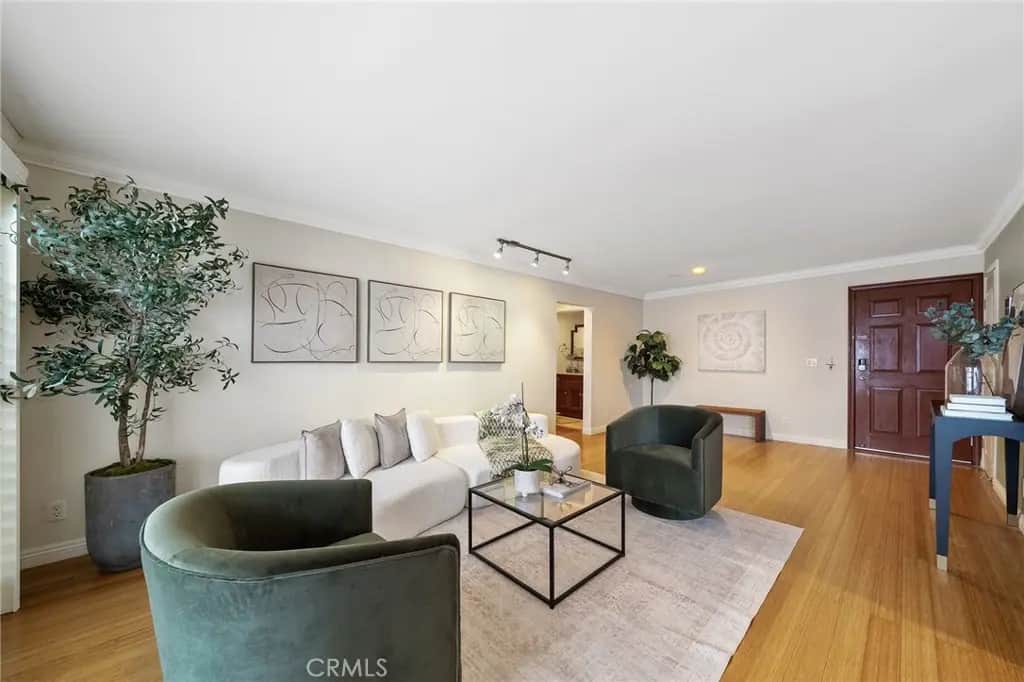 1154 S Barrington Avenue 213, Los Angeles, CA — listing photo 1