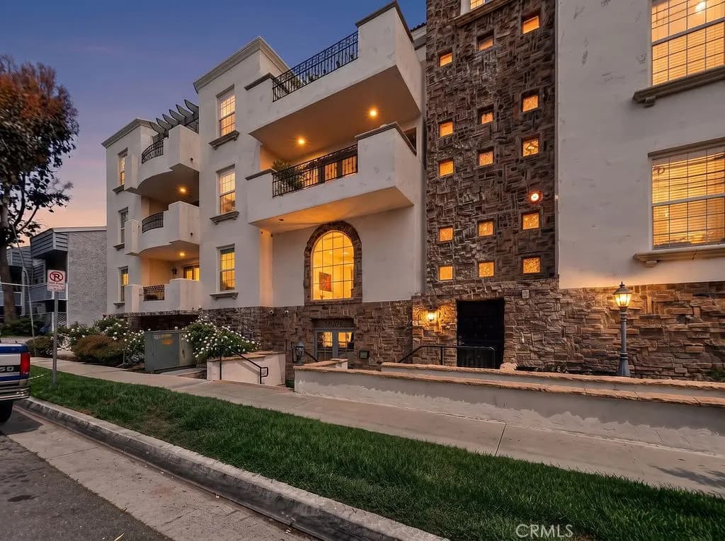 12407 Moorpark Street 104, Studio City, CA — listing photo 1