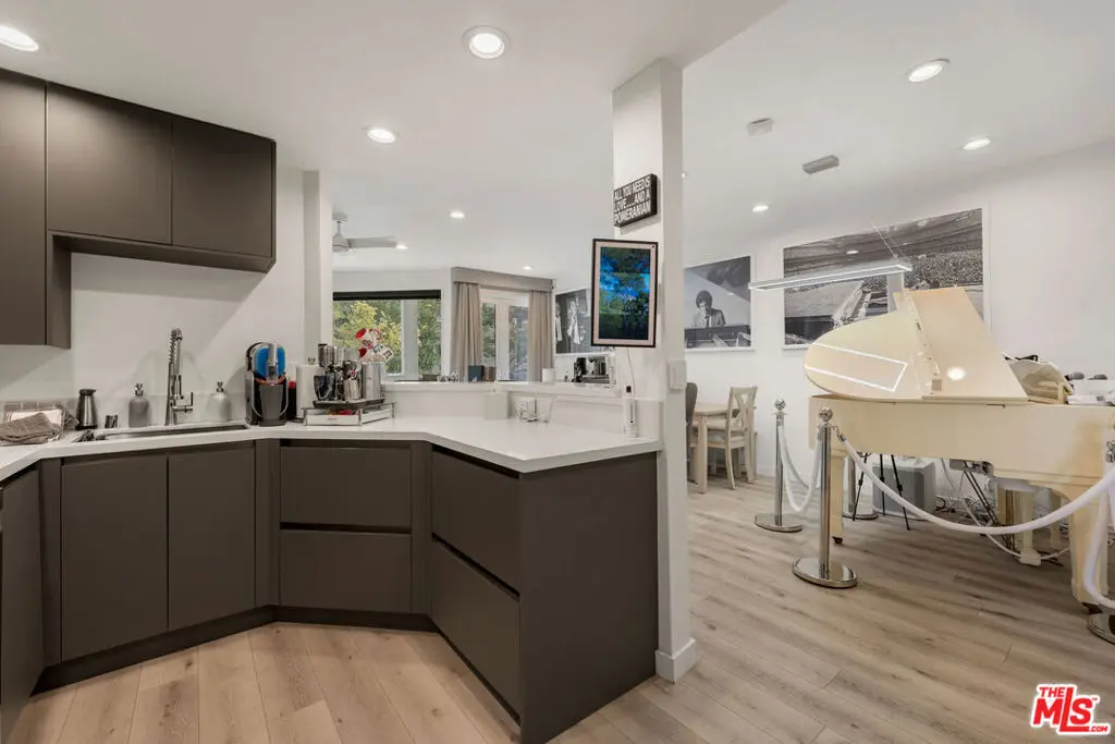 8601 W West Knoll Drive 5, West Hollywood, CA — listing photo 1