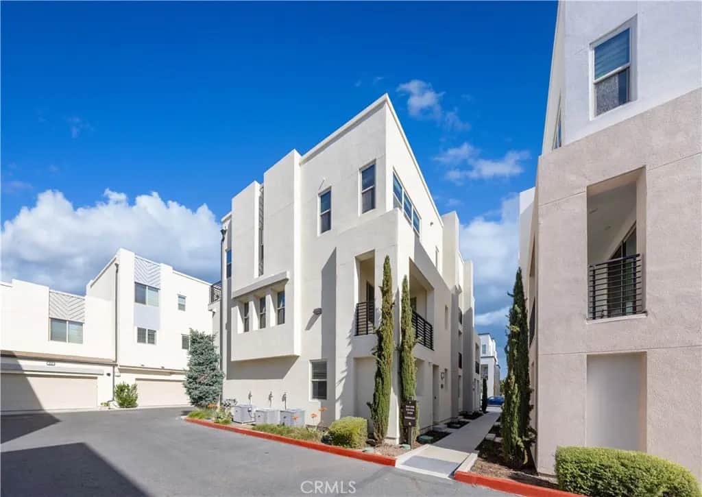 222 Harringay, Irvine, CA — listing photo 1