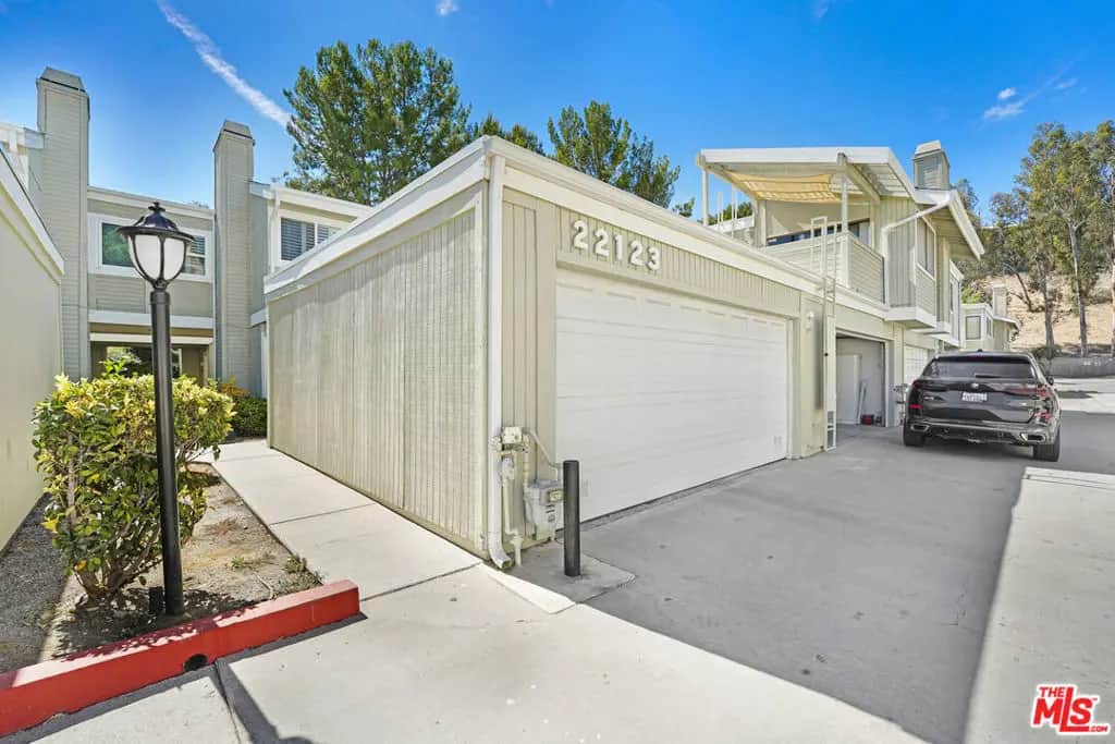 22123 Burbank Boulevard 2, Los Angeles, CA — listing photo 1