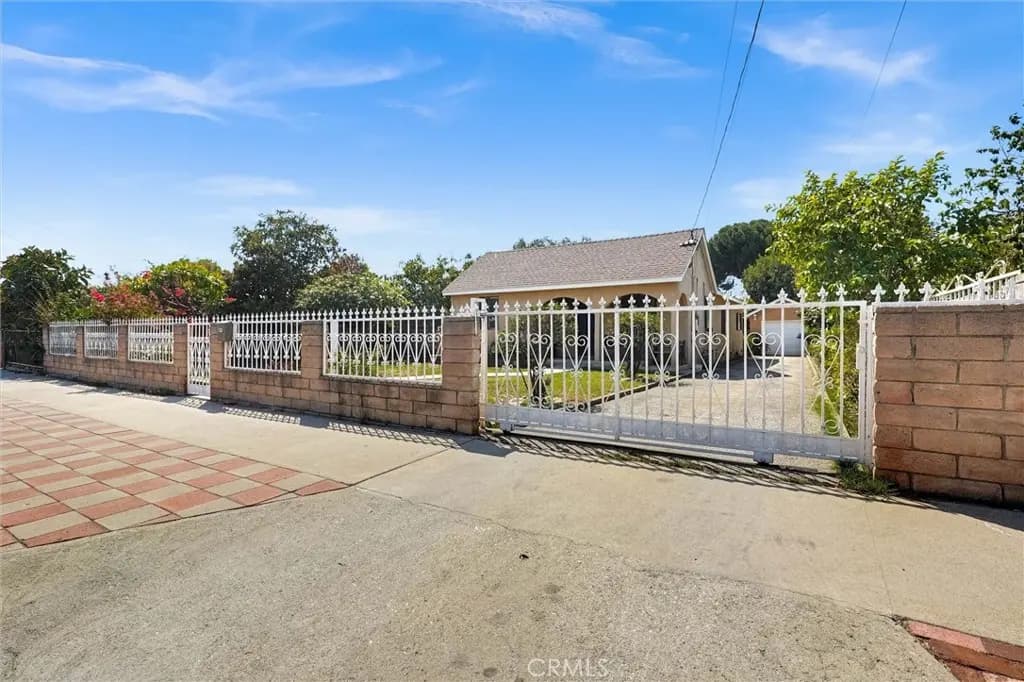 10555 CAYUGA, Pacoima, CA — listing photo 1