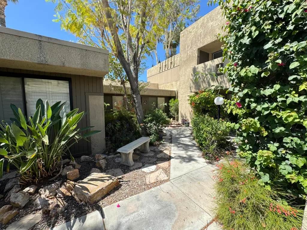 473 W Bradshaw Lane 10, Palm Springs, CA — listing photo 1