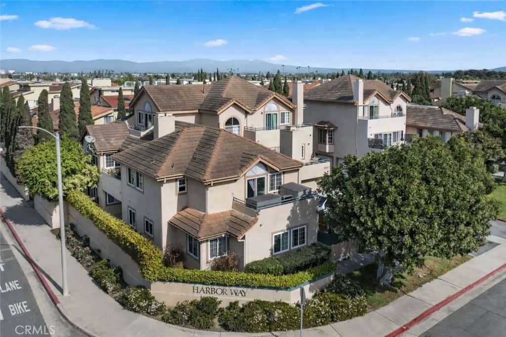 5021 Waverider, Huntington Beach, CA — listing photo 1