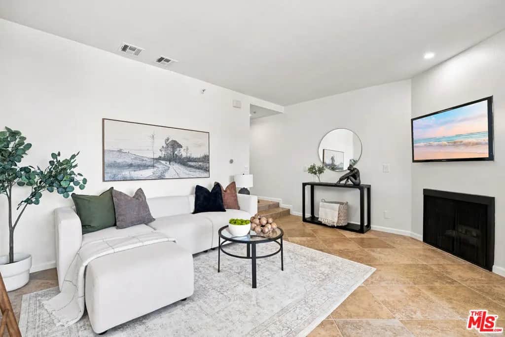 7320 Hawthorn Avenue 425, Los Angeles, CA — listing photo 1
