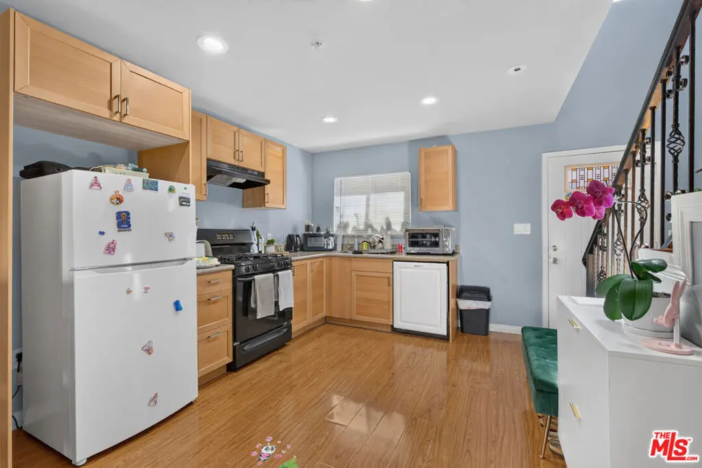 14618 Gilmore Street 4, Los Angeles, CA — listing photo 1