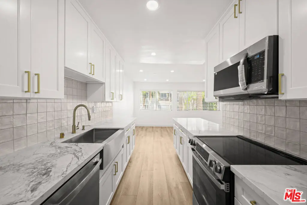 136 S Palm Drive 201, Beverly Hills, CA — listing photo 1
