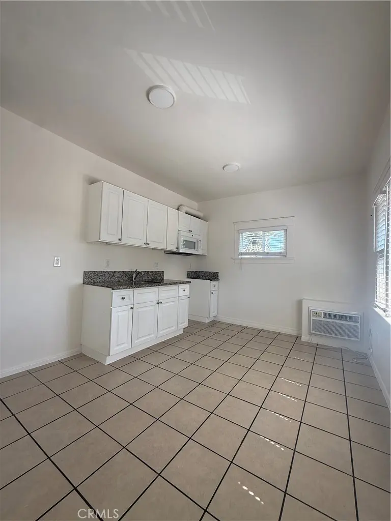 1085 Hoffman Avenue 11, Long Beach, CA — listing photo 1