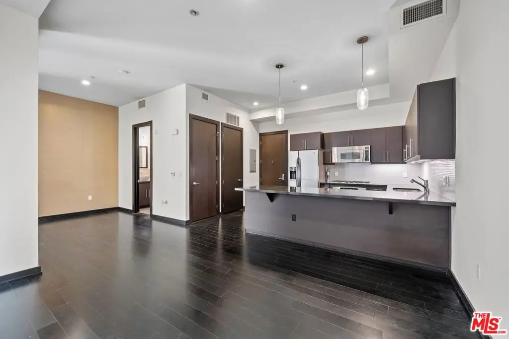 655 S Hope Street 1006, Los Angeles, CA — listing photo 1