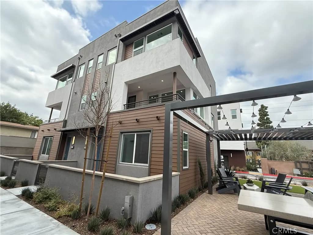 693 S Lyon Street, Santa Ana, CA — listing photo 1