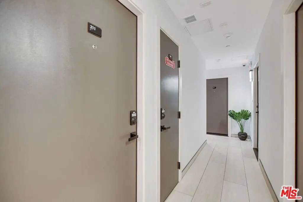 946 S Ridgeley Drive 211, Los Angeles, CA — listing photo 1