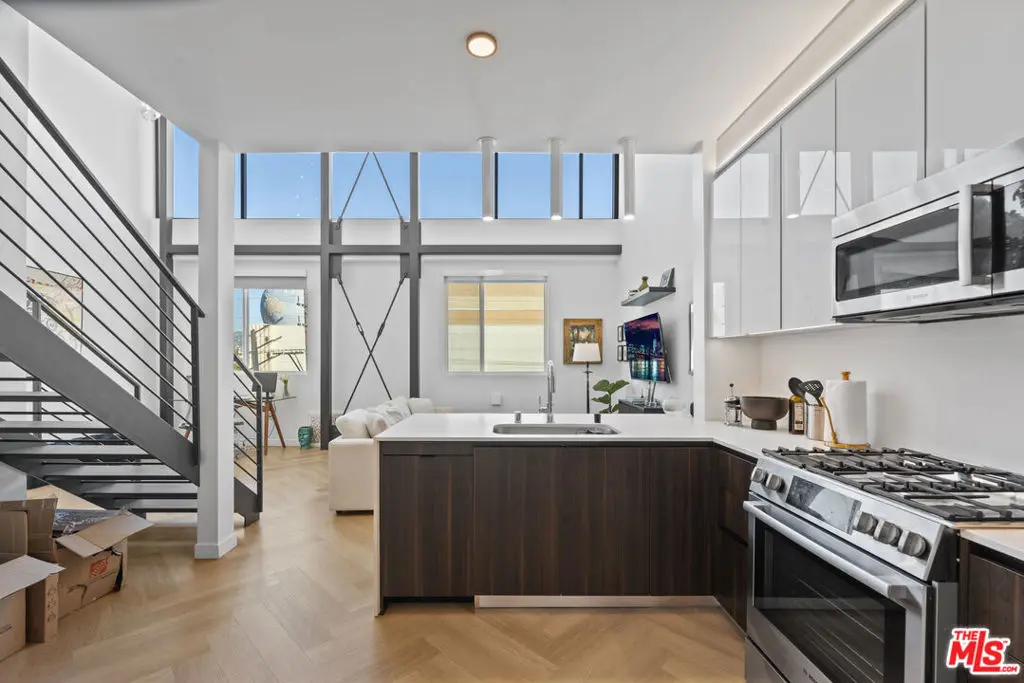 5570 Melrose 405, Los Angeles, CA — listing photo 1