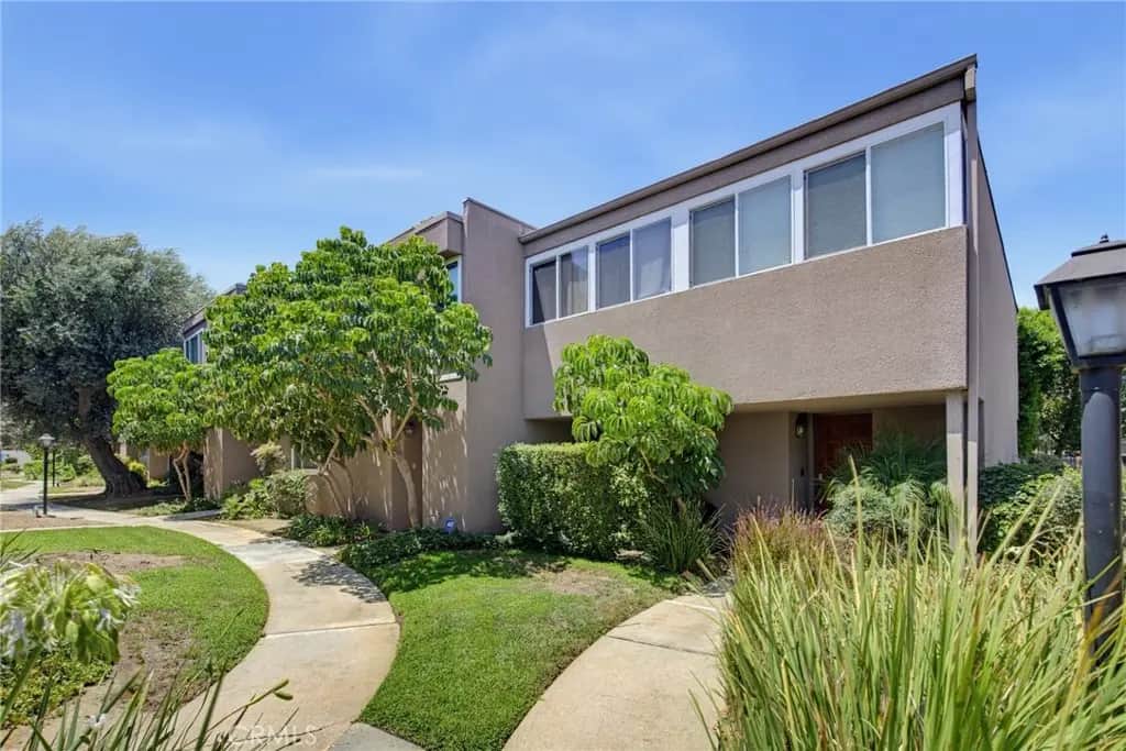 18134 Killion Street 4, Tarzana, CA — listing photo 1