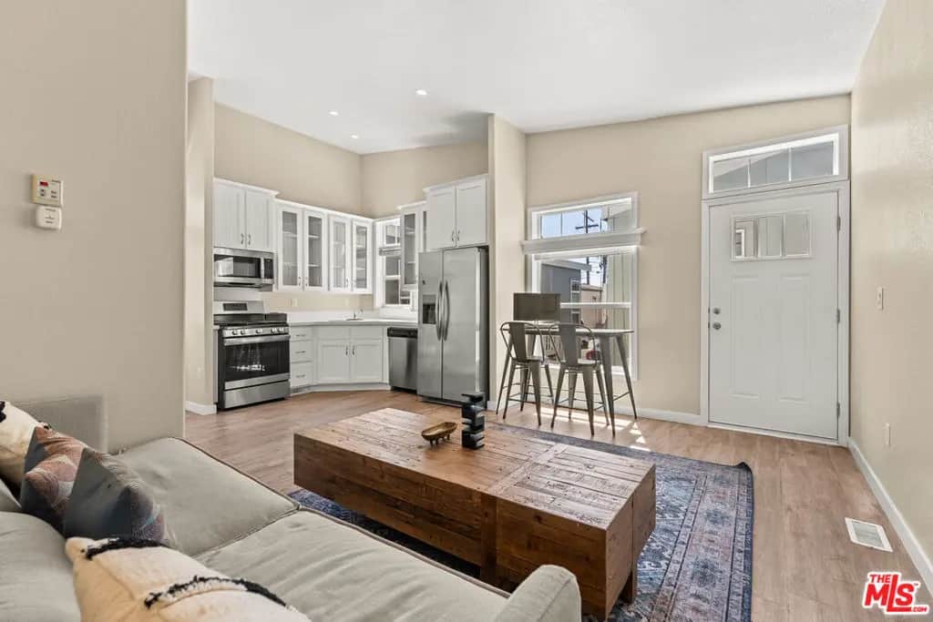8250 Lankershim Boulevard 17, North Hollywood, CA — listing photo 1