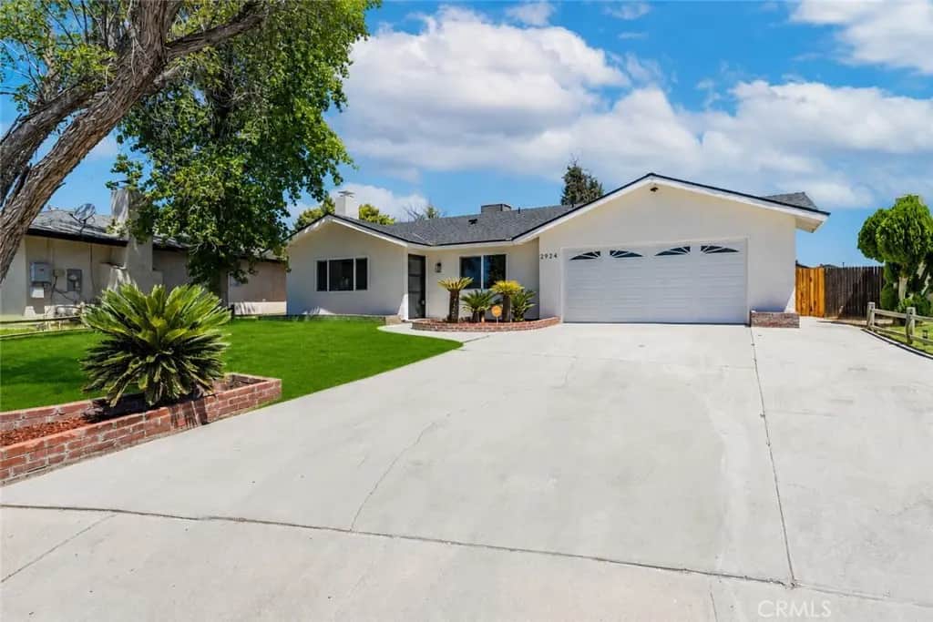 2924 Cedarwood, Bakersfield, CA — listing photo 1